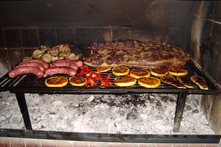炭火烤架上的 asado