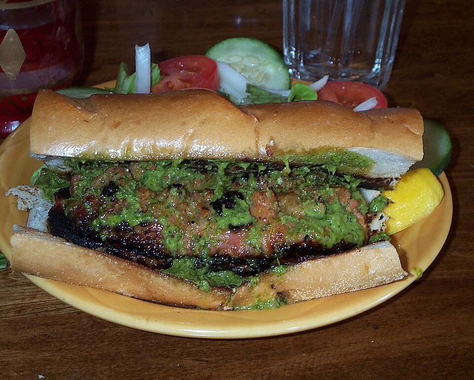 choripán 配 chimichurri 青酱