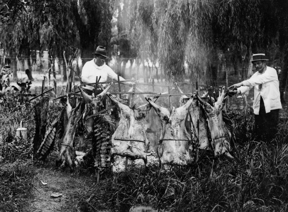 1929 年的传统 asado criollo(档案照)