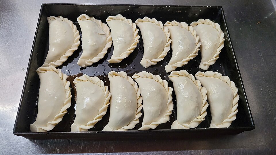 烤盘上的 empanadas al horno