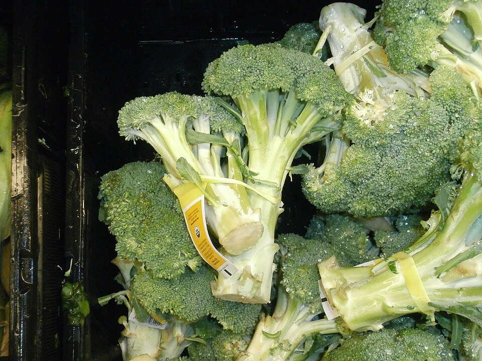 西兰花(brócoli):菜摊上论棵卖